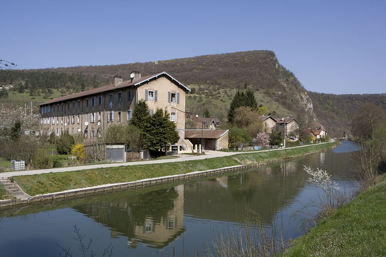 Logement d'ouvriers (10 à 16 rue des Ecoles). Vue de trois quarts. © Yves Sancey / Région Bourgogne-Franche-Comté, Inventaire du patrimoine - 2009