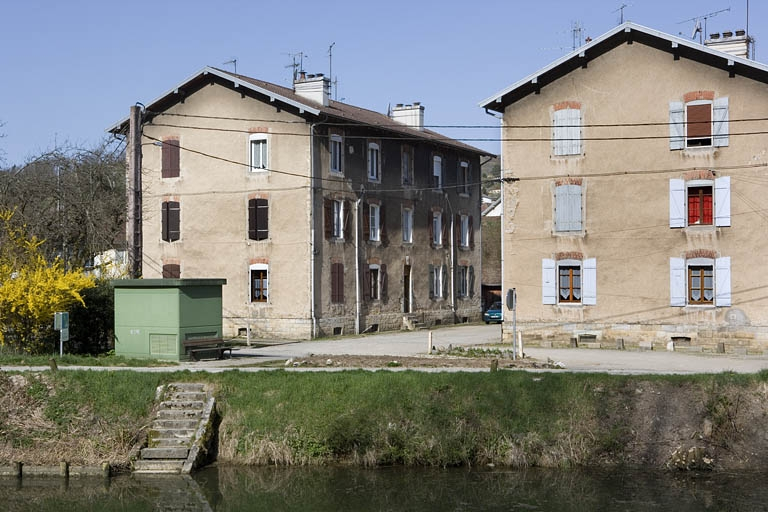Cité ouvrière (rue des Ecoles). Vue de trois quarts. © Yves Sancey / Région Bourgogne-Franche-Comté, Inventaire du patrimoine - 2009