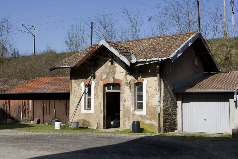 Cité ouvrière (rue des Ecoles). Vue de trois quarts droit de la resserre. © Yves Sancey / Région Bourgogne-Franche-Comté, Inventaire du patrimoine - 2009