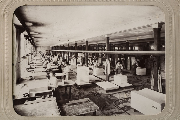 Atelier de tri du papier. © Yves  Sancey (reproduction) / Région Bourgogne-Franche-Comté, Inventaire du patrimoine - 2009