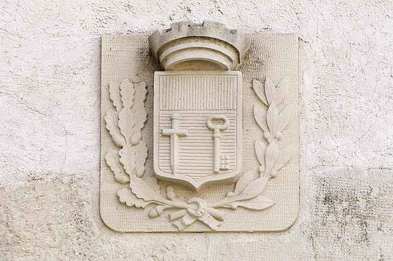 Porte nord, détail : armoiries de la ville. © Jérôme Mongreville / Région Bourgogne-Franche-Comté, Inventaire du patrimoine - 2009