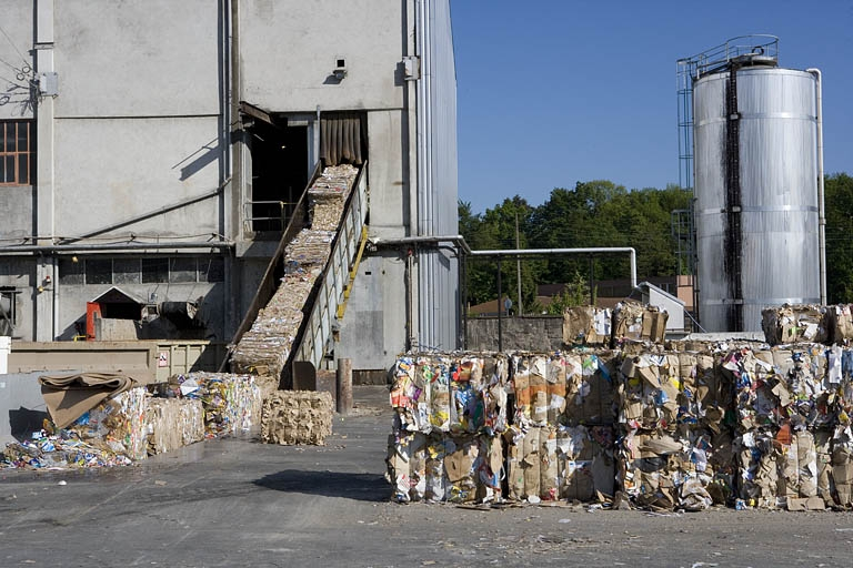 Atelier de trituration, tapis roulant, balles de matières premières et lessiveur. © Yves Sancey / Région Bourgogne-Franche-Comté, Inventaire du patrimoine - 2009