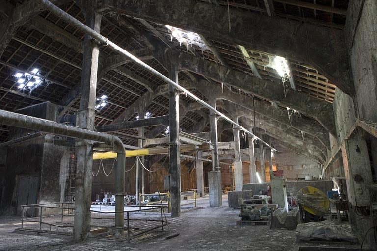 Atelier de trituration. Vue d'ensemble de la charpente en béton. © Yves Sancey / Région Bourgogne-Franche-Comté, Inventaire du patrimoine - 2009