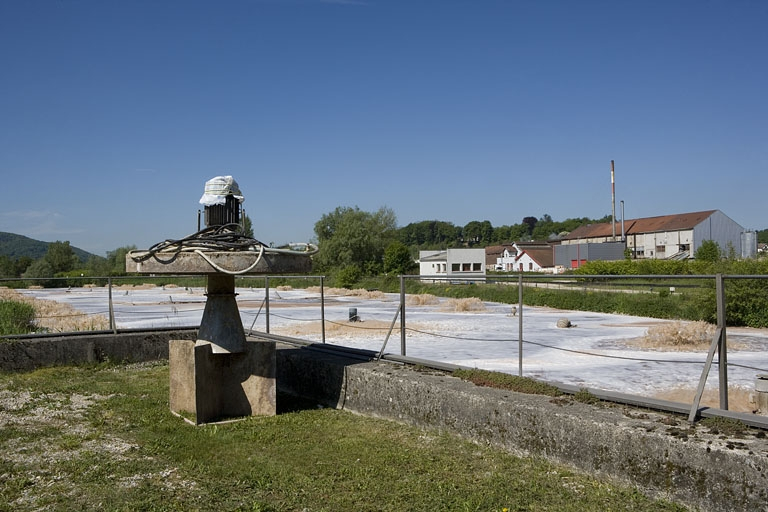 Vue de l'atelier de trituration depuis un bassin de décantation. © Yves Sancey / Région Bourgogne-Franche-Comté, Inventaire du patrimoine - 2009