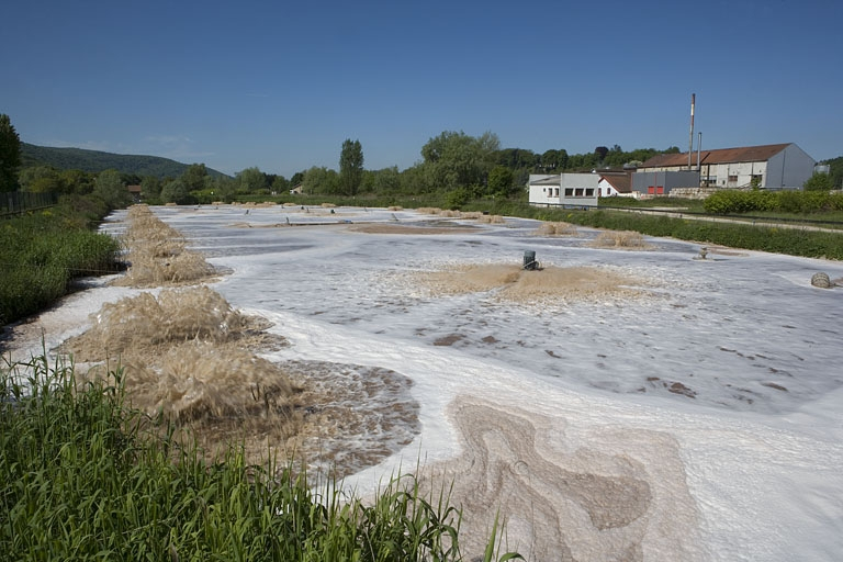 Bassin de décantation et atelier de trituration. Vue depuis le sud-est. © Yves Sancey / Région Bourgogne-Franche-Comté, Inventaire du patrimoine - 2009