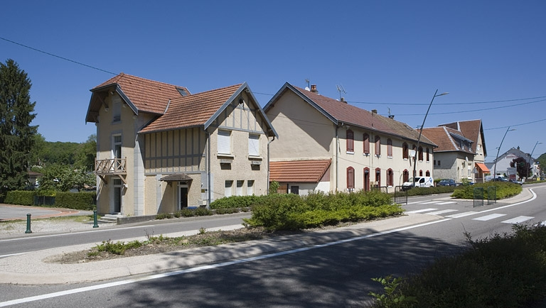 Conciergerie du logement patronal, cité la Cude et magasin coopératif. Vue de trois quarts. © Yves Sancey / Région Bourgogne-Franche-Comté, Inventaire du patrimoine - 2009