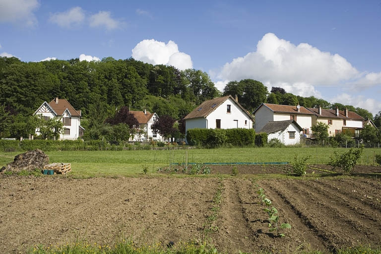 Les logements d'ouvriers de la rue Weibel. Vue depuis le sud. © Yves Sancey / Région Bourgogne-Franche-Comté, Inventaire du patrimoine - 2009