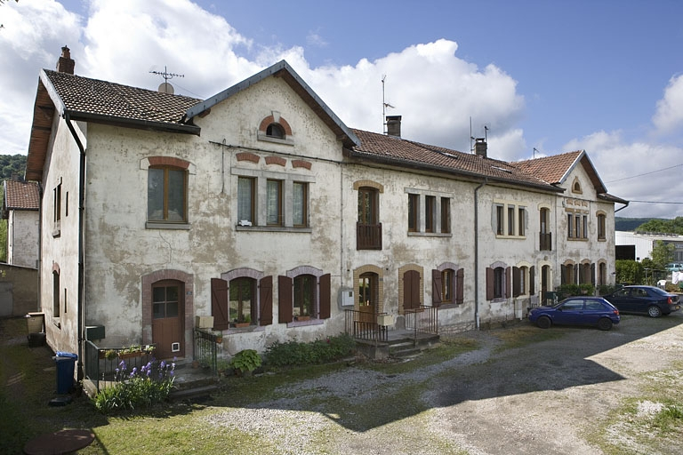 Cité ouvrière (rue Weibel). Façade antérieure du logement collectif situé 19 au 25 rue Weibel. © Yves Sancey / Région Bourgogne-Franche-Comté, Inventaire du patrimoine - 2009