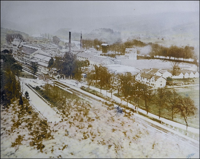 Vue aérienne de la papeterie, depuis l'ouest. Photogr., s.d. [extrême fin 19e siècle ou début 20e siècle]. © Yves  Sancey (reproduction) / Région Bourgogne-Franche-Comté, Inventaire du patrimoine - 2009
