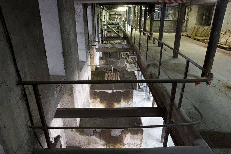 Atelier de fabrication (premier étage). Trémie pour passage de la transmission horizontale vers les pulpeurs. © Yves Sancey / Région Bourgogne-Franche-Comté, Inventaire du patrimoine - 2009