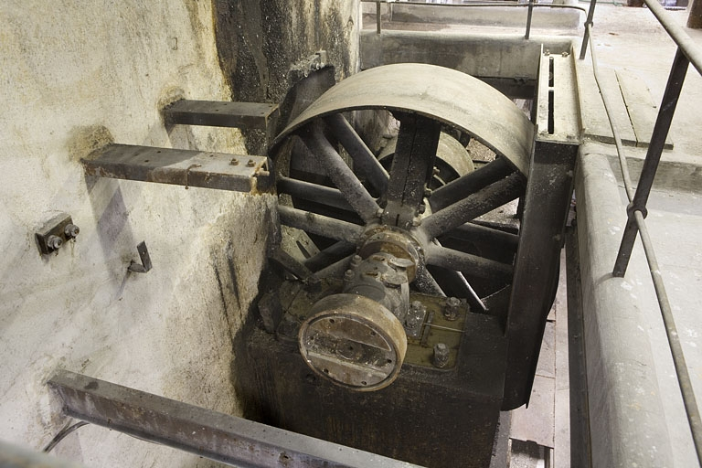Atelier de fabrication (premier étage). Volant de transmission (hors service). © Yves Sancey / Région Bourgogne-Franche-Comté, Inventaire du patrimoine - 2009