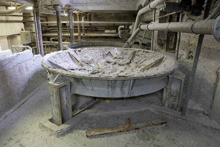 Atelier de trituration (premier étage). Vestige de la base d'un pulpeur. © Yves Sancey / Région Bourgogne-Franche-Comté, Inventaire du patrimoine - 2009