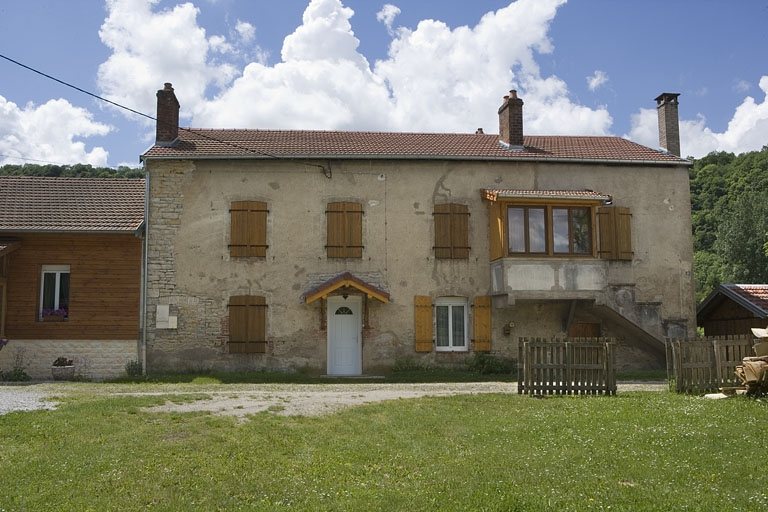 Façade antérieure d'un logement ouvrier, rue de la Coop (commune de Torpes). © Yves Sancey / Région Bourgogne-Franche-Comté, Inventaire du patrimoine - 2009