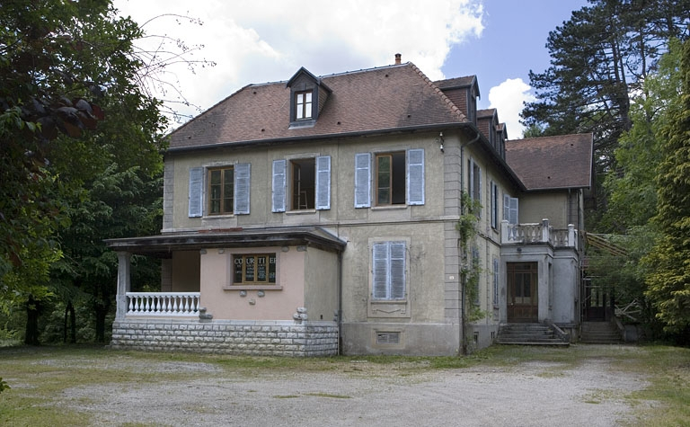 Logement patronal. Vue de trois quarts depuis l'entrée. © Yves Sancey / Région Bourgogne-Franche-Comté, Inventaire du patrimoine - 2009