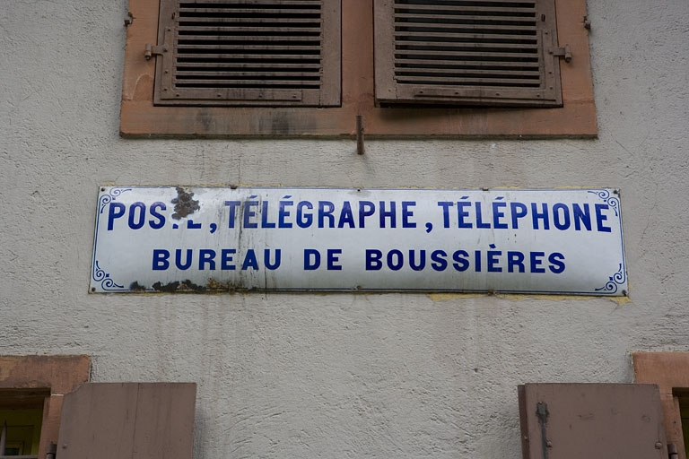 Logement d'ouvriers, rue de la Poste. Plaque émaillée de l'ancienne poste. © Yves Sancey / Région Bourgogne-Franche-Comté, Inventaire du patrimoine - 2009