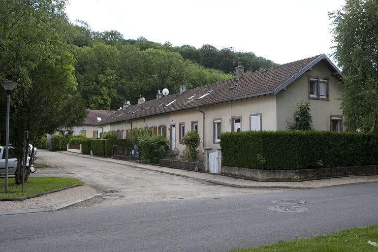 Cité ouvrière. Façade du logement collectif, allée des Platanes. © Yves Sancey / Région Bourgogne-Franche-Comté, Inventaire du patrimoine - 2009