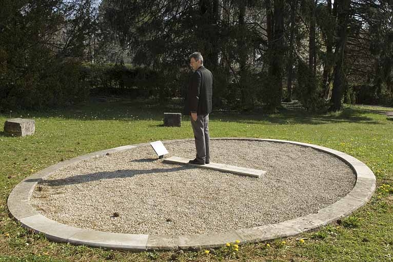 Vue d'ensemble rapprochée, après restauration. L'ombre de la personne positionnée sur le signe zodiacal correspondant à la période de l'année indique l'heure. © Jérôme Mongreville / Région Bourgogne-Franche-Comté, Inventaire du patrimoine - 2009 Vue d'ensemble rapprochée, après restauration. L'ombre de la personne positionnée sur le signe zodiacal correspondant à la période de l'année indique l'heure. © Jérôme Mongreville / Région Bourgogne-Franche-Comté, Inventaire du patrimoine - 2009