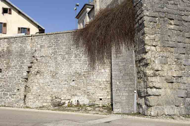 Enceinte est : reprise moderne. © Jérôme Mongreville / Région Bourgogne-Franche-Comté, Inventaire du patrimoine - 2009