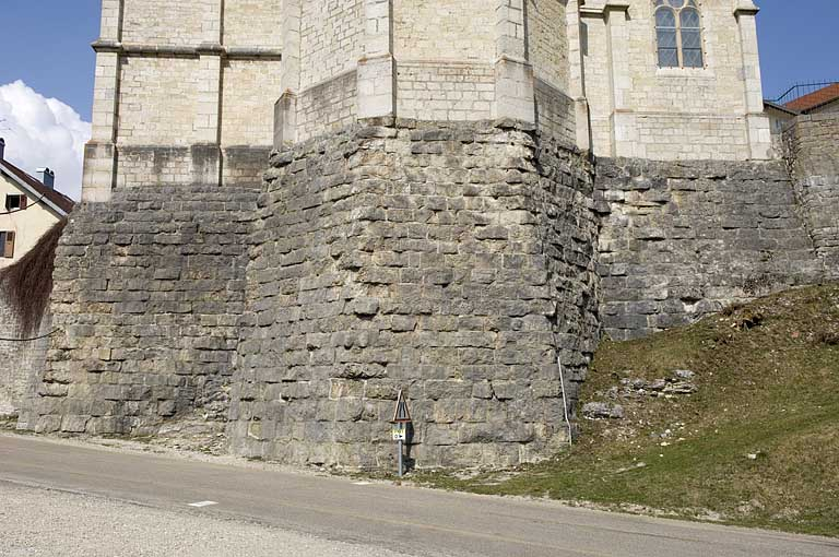 Mur de soutènement du chevet de l'église. © Jérôme Mongreville / Région Bourgogne-Franche-Comté, Inventaire du patrimoine - 2009