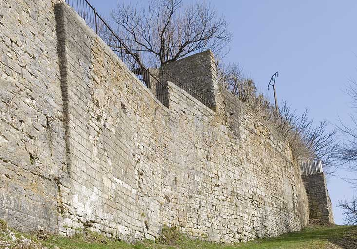 Enceinte est : reprises moderne et contemporaine. © Jérôme Mongreville / Région Bourgogne-Franche-Comté, Inventaire du patrimoine - 2009