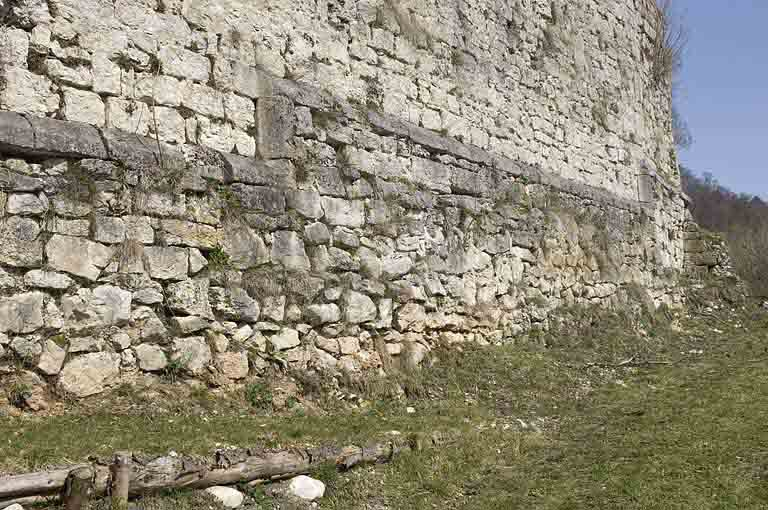 Enceinte médiévale est. © Jérôme Mongreville / Région Bourgogne-Franche-Comté, Inventaire du patrimoine - 2009