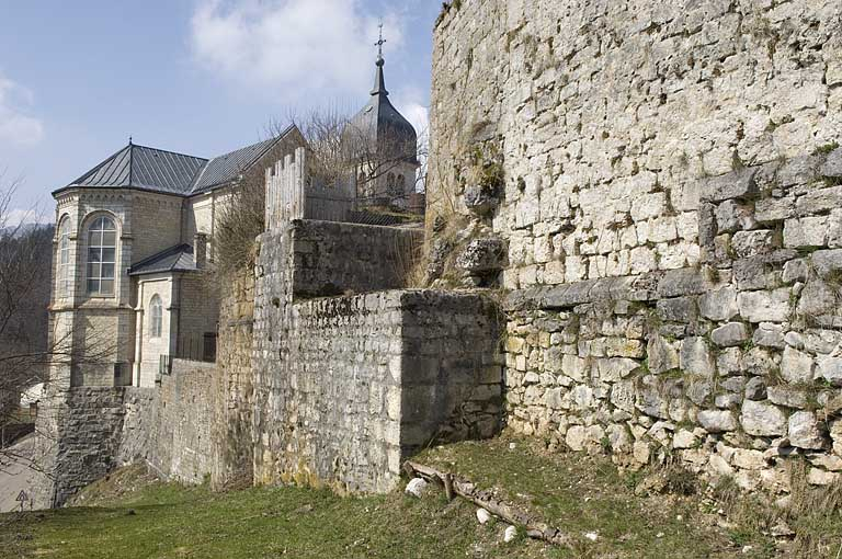 Enceinte est moderne et médiévale. © Jérôme Mongreville / Région Bourgogne-Franche-Comté, Inventaire du patrimoine - 2009