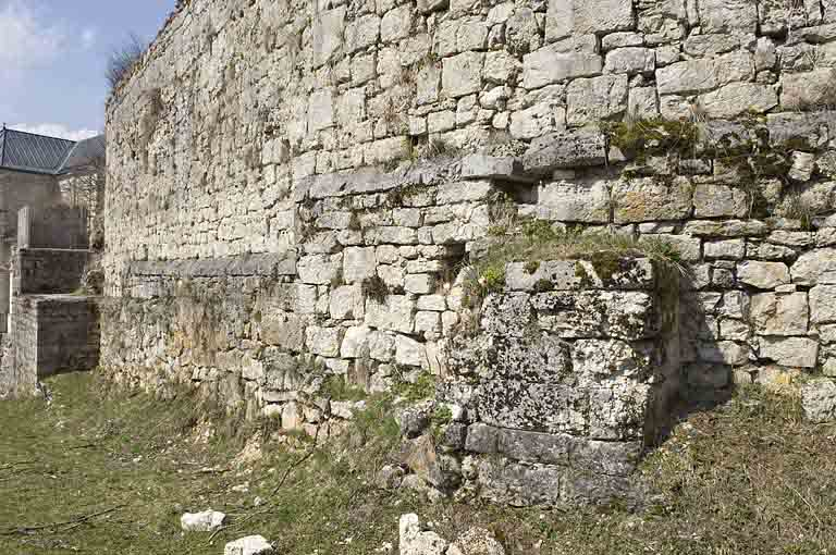 Enceinte médiévale est. © Jérôme Mongreville / Région Bourgogne-Franche-Comté, Inventaire du patrimoine - 2009