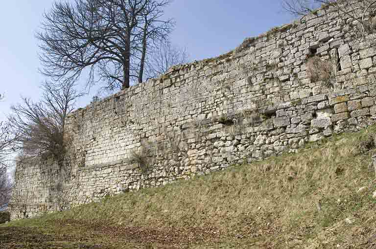 Enceinte médiévale est et meurtrières. © Jérôme Mongreville / Région Bourgogne-Franche-Comté, Inventaire du patrimoine - 2009