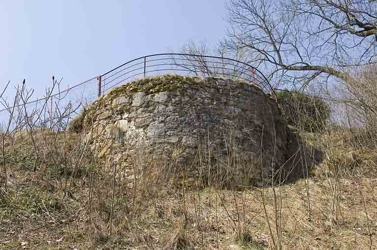 Enceinte médiévale est et tour. © Jérôme Mongreville / Région Bourgogne-Franche-Comté, Inventaire du patrimoine - 2009