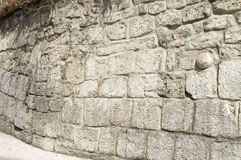 Enceinte : détail du bossage. © Jérôme Mongreville / Région Bourgogne-Franche-Comté, Inventaire du patrimoine - 2009