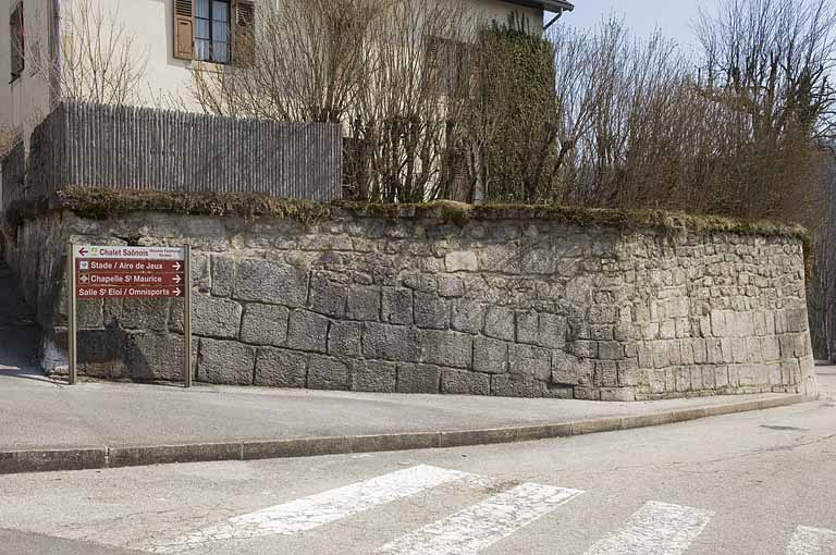 Enceinte au niveau de la maison Billet. © Jérôme Mongreville / Région Bourgogne-Franche-Comté, Inventaire du patrimoine - 2009