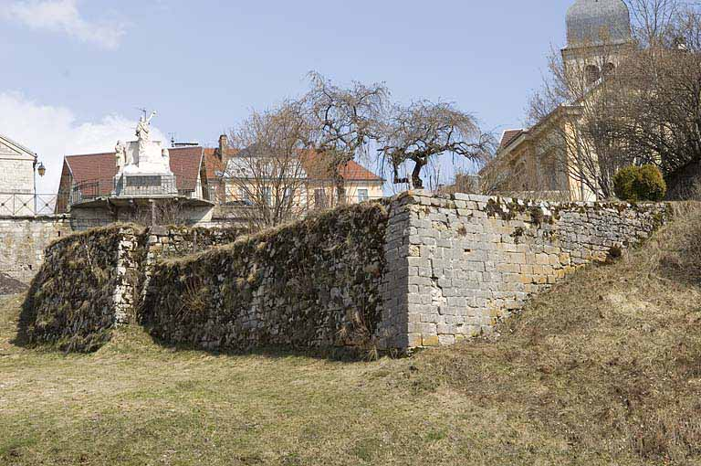 Enceinte sud, vue rapprochée. © Jérôme Mongreville / Région Bourgogne-Franche-Comté, Inventaire du patrimoine - 2009