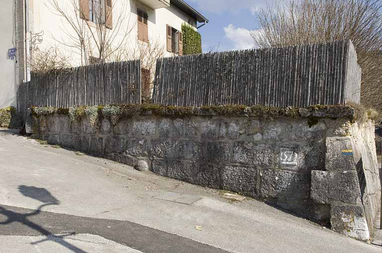 Enceinte au niveau de la maison Billet, rue de l'Eglise. © Jérôme Mongreville / Région Bourgogne-Franche-Comté, Inventaire du patrimoine - 2009