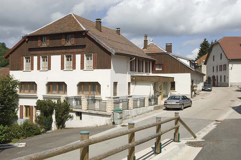 Façade antérieure et façade latérale gauche depuis la rue du Faubourg. © Jérôme Mongreville / Région Bourgogne-Franche-Comté, Inventaire du patrimoine - 2009