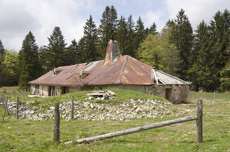 Vue générale de trois quart droit avec la citerne au premier plan. © Jérôme Mongreville / Région Bourgogne-Franche-Comté, Inventaire du patrimoine - 2009
