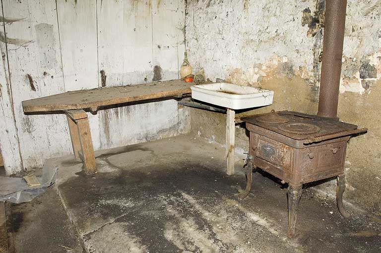 Intérieur de la ferme : la cuisine et le poële en fonte. © Jérôme Mongreville / Région Bourgogne-Franche-Comté, Inventaire du patrimoine - 2009