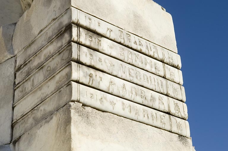 Détail du revers : le dos des livres avec les noms des principales batailles. © Jérôme Mongreville / Région Bourgogne-Franche-Comté, Inventaire du patrimoine - 2009