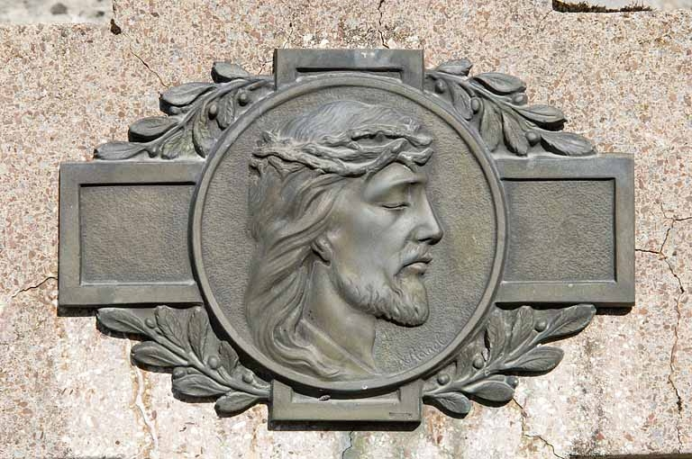 Détail : tête de Christ, bronze signé X. Ranel. © Jérôme Mongreville / Région Bourgogne-Franche-Comté, Inventaire du patrimoine - 2009