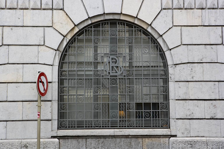 Détail d'une fenêtre du rez-de-chaussée. © Yves Sancey / Région Bourgogne-Franche-Comté, Inventaire du patrimoine - 2009 Détail d'une fenêtre du rez-de-chaussée. © Yves Sancey / Région Bourgogne-Franche-Comté, Inventaire du patrimoine - 2009