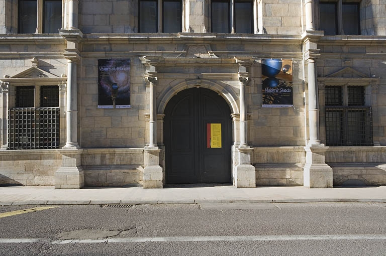 Façade principale : détail du portail d'entrée. © Yves Sancey / Région Bourgogne-Franche-Comté, Inventaire du patrimoine - 2009 Façade principale : détail du portail d'entrée. © Yves Sancey / Région Bourgogne-Franche-Comté, Inventaire du patrimoine - 2009
