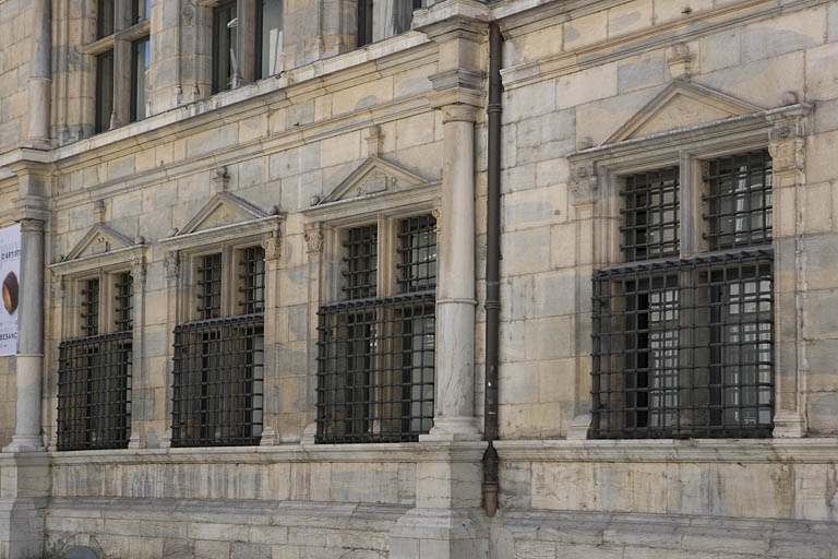 Façade principale : détail d'une partie du rez-de-chaussée à droite du portail d'entrée. © Yves Sancey / Région Bourgogne-Franche-Comté, Inventaire du patrimoine - 2009 Façade principale : détail d'une partie du rez-de-chaussée à droite du portail d'entrée. © Yves Sancey / Région Bourgogne-Franche-Comté, Inventaire du patrimoine - 2009