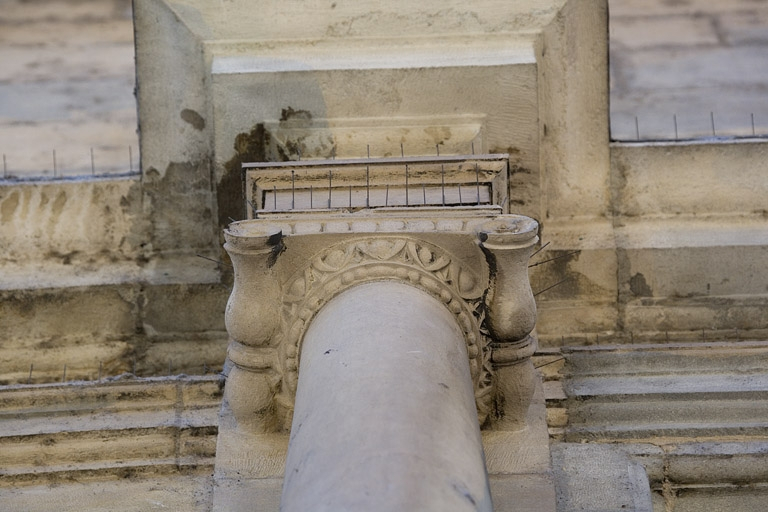 Façade principale : détail d'un chapiteau ionique, en contre-plongée. © Yves Sancey / Région Bourgogne-Franche-Comté, Inventaire du patrimoine - 2009 Façade principale : détail d'un chapiteau ionique, en contre-plongée. © Yves Sancey / Région Bourgogne-Franche-Comté, Inventaire du patrimoine - 2009