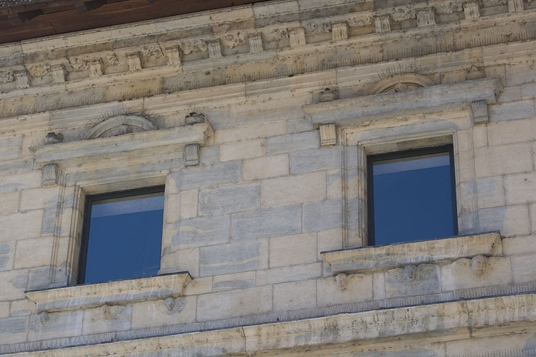 Façade principale : détail de deux fenêtres du deuxième étage. © Yves Sancey / Région Bourgogne-Franche-Comté, Inventaire du patrimoine - 2009 Façade principale : détail de deux fenêtres du deuxième étage. © Yves Sancey / Région Bourgogne-Franche-Comté, Inventaire du patrimoine - 2009