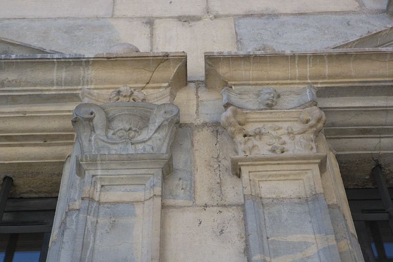 Façade principale : détail de deux chapiteaux encadrant les fenêtres du rez-de-chaussée. © Yves Sancey / Région Bourgogne-Franche-Comté, Inventaire du patrimoine - 2009 Façade principale : détail de deux chapiteaux encadrant les fenêtres du rez-de-chaussée. © Yves Sancey / Région Bourgogne-Franche-Comté, Inventaire du patrimoine - 2009