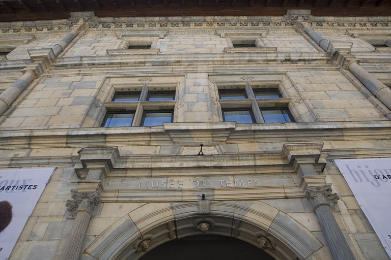 Façade principale : détail de la travée centrale à partir de l'arc du portail. © Yves Sancey / Région Bourgogne-Franche-Comté, Inventaire du patrimoine - 2009 Façade principale : détail de la travée centrale à partir de l'arc du portail. © Yves Sancey / Région Bourgogne-Franche-Comté, Inventaire du patrimoine - 2009