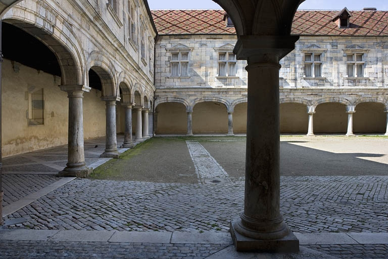 Vue de l'aile nord-ouest depuis le portique sud-est. © Yves Sancey / Région Bourgogne-Franche-Comté, Inventaire du patrimoine - 2009 Vue de l'aile nord-ouest depuis le portique sud-est. © Yves Sancey / Région Bourgogne-Franche-Comté, Inventaire du patrimoine - 2009