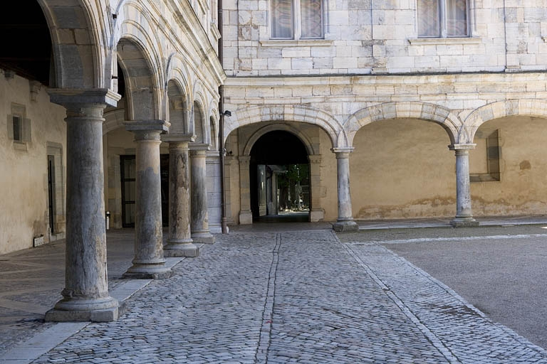 Vue du portique et du portail donnant sur l'ancien jardin depuis l'entrée de la cour. © Yves Sancey / Région Bourgogne-Franche-Comté, Inventaire du patrimoine - 2009 Vue du portique et du portail donnant sur l'ancien jardin depuis l'entrée de la cour. © Yves Sancey / Région Bourgogne-Franche-Comté, Inventaire du patrimoine - 2009
