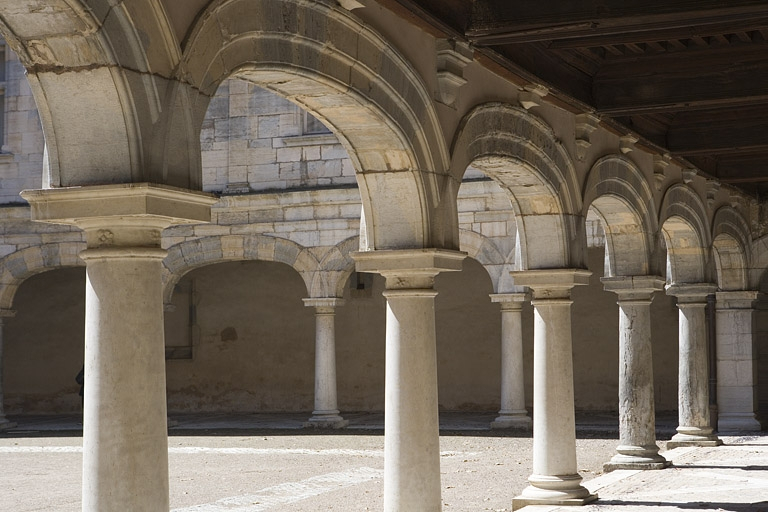 Vue de l'arcature du portique depuis le sud. © Yves Sancey / Région Bourgogne-Franche-Comté, Inventaire du patrimoine - 2009 Vue de l'arcature du portique depuis le sud. © Yves Sancey / Région Bourgogne-Franche-Comté, Inventaire du patrimoine - 2009