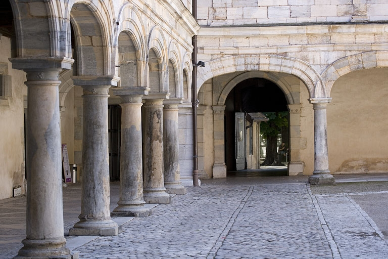 Vue du portail donnant sur l'ancien jardin depuis l'entrée de la cour. © Yves Sancey / Région Bourgogne-Franche-Comté, Inventaire du patrimoine - 2009 Vue du portail donnant sur l'ancien jardin depuis l'entrée de la cour. © Yves Sancey / Région Bourgogne-Franche-Comté, Inventaire du patrimoine - 2009