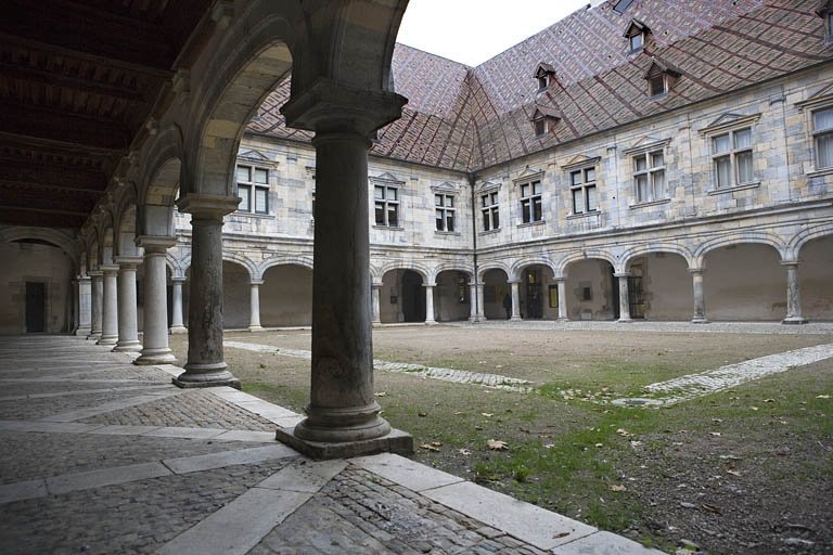 Vue d'ensemble des bâtiments depuis le l'angle ouest de la galerie. © Yves Sancey / Région Bourgogne-Franche-Comté, Inventaire du patrimoine - 2009 Vue d'ensemble des bâtiments depuis le l'angle ouest de la galerie. © Yves Sancey / Région Bourgogne-Franche-Comté, Inventaire du patrimoine - 2009
